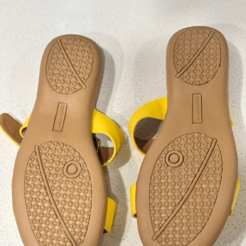 LIKE NEW Comfort View Dawn soft step yellow strappy sandals shoes - Picture 3 of 4